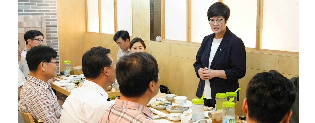 아산시의회 김희영 의장이 아산시기자협회와 오찬을 나누며 의정 방향에 대해 논의했다. 이지웅 기자