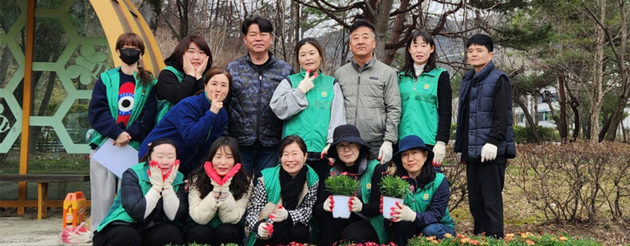 봄맞이 꽃식재 행사 참여자 단체사진. 계룡시