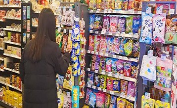 대덕구 직원이 어린이 기호식품 판매업소를 방문해 어린이 기호식품 안전 점검을 진행하고 있다./대덕구
